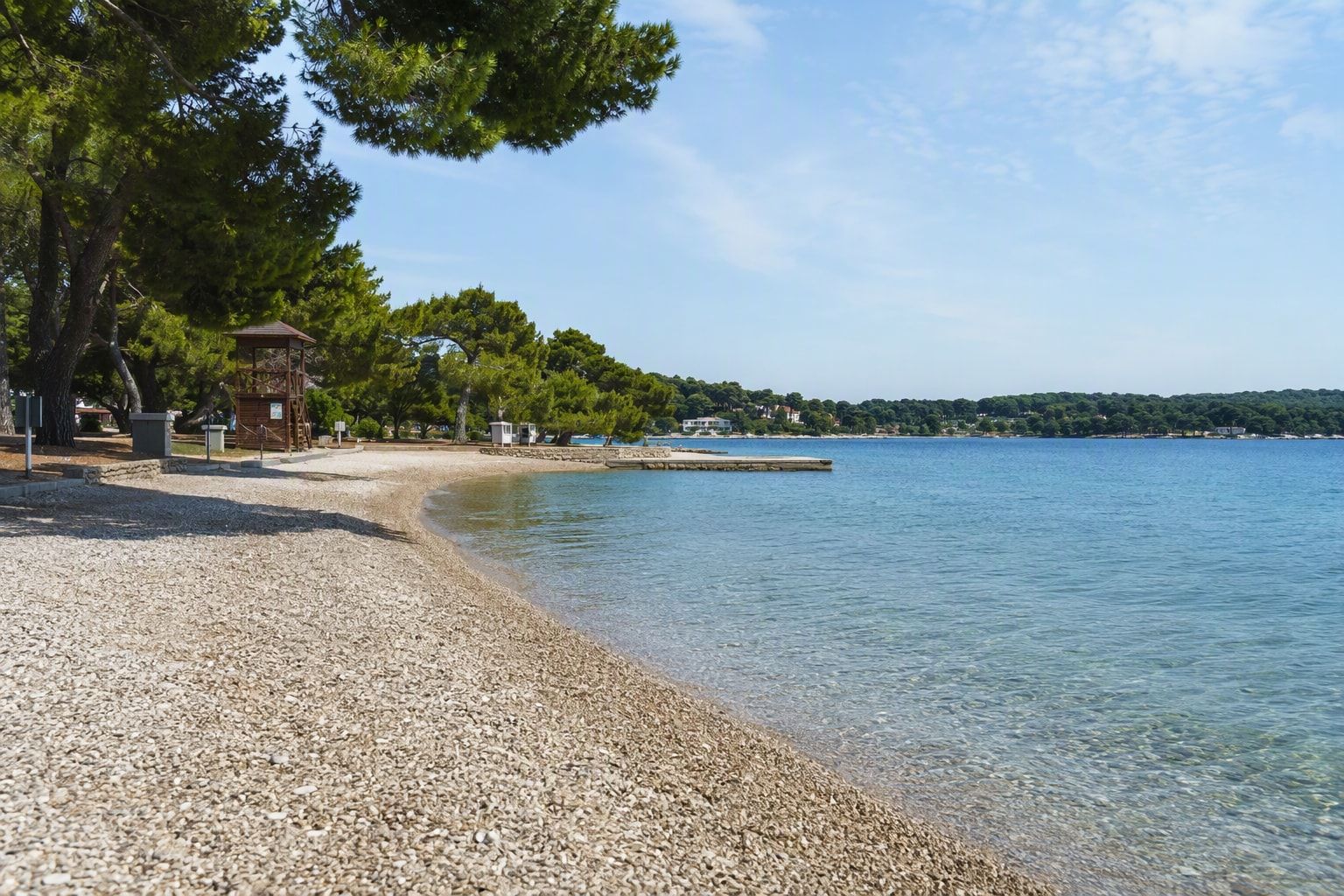 Gradska plaža s borovima i spasilačkim tornjem