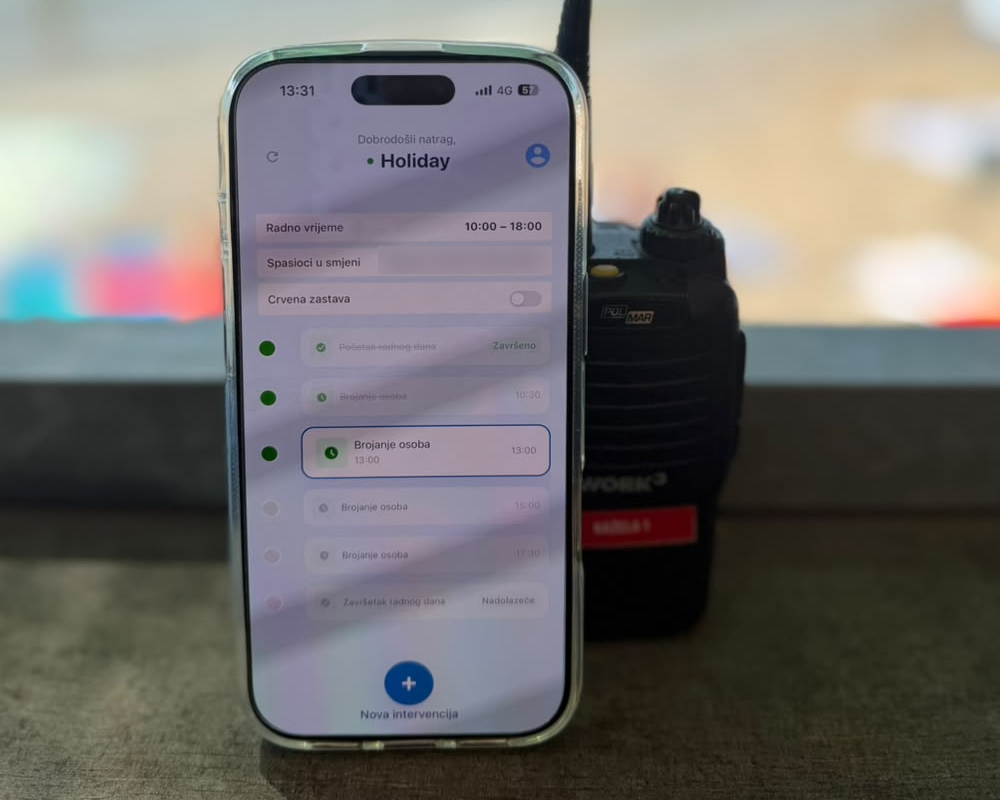 Mobilna aplikacija OPSIGNIA na pametnom telefonu na spasilačkom tornju